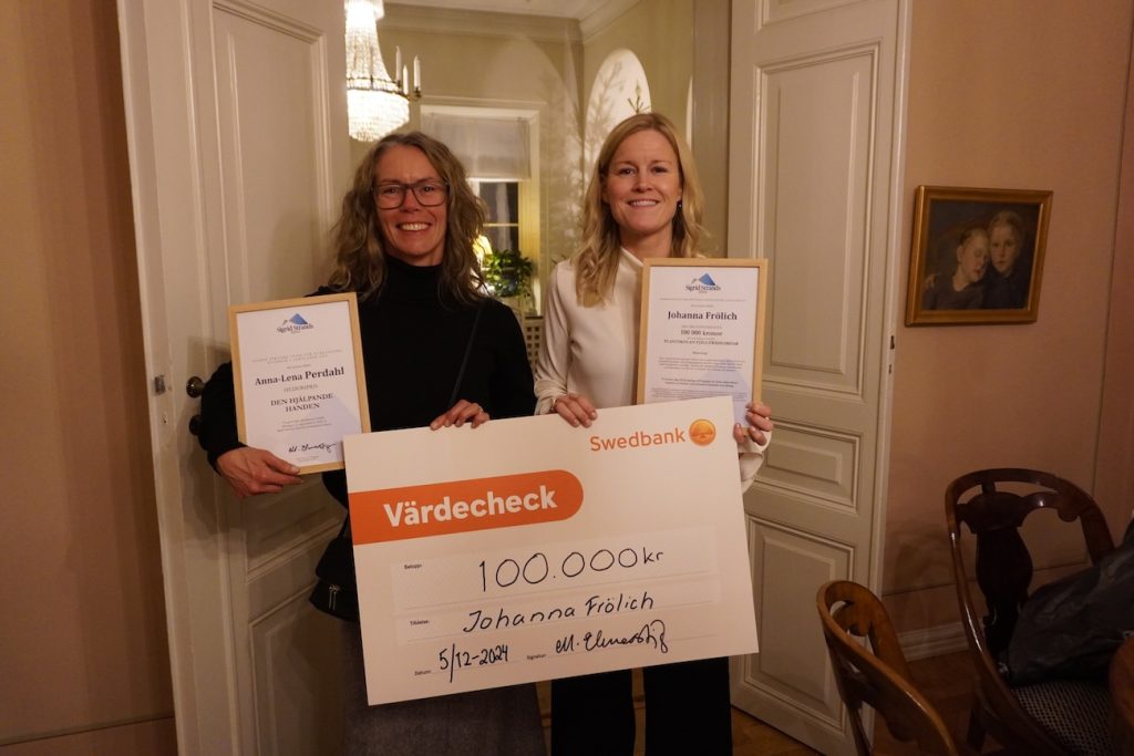 Vinnaren av Sigrid strands stipendie 2024, Johanna med sin vän och checken på 100 000:-